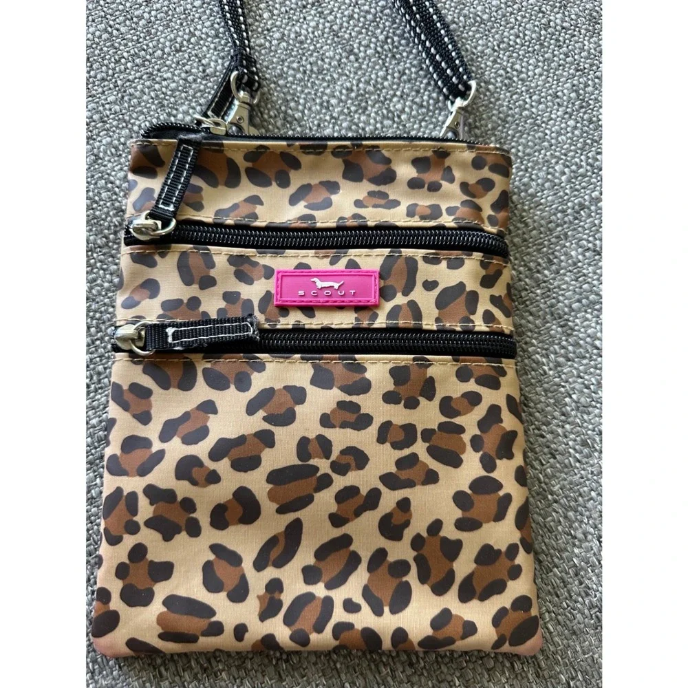 SCOUT Sally go lightly animal print crossbody bag‎ EUC